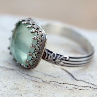 Prsten s mátově zeleným krystalem